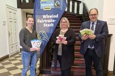 Lina Koop (Steuerungsgruppe Fairtrade), Yvonne Paustian (Leiterin Bürgerbüro) und Bürgermeister Mirko Spieckermann.