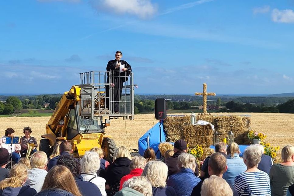 Pastor Pulsfort predigt zu den Gottesdienstbesuchern.