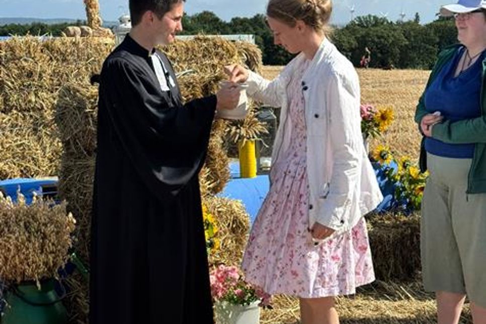 Erstmals wurde im Treckergottesdienst auch ein Abendmahl „unter offenem Himmel“ gefeiert.