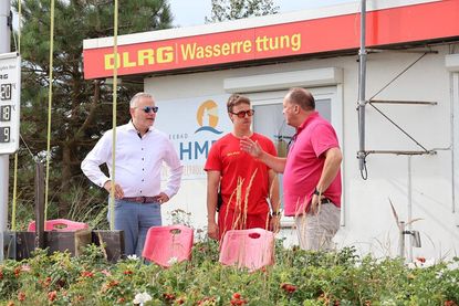 Landrat Timo Gaarz (re.) gemeinsam mit Klaus Holger Hecken (lks.) und Leon Kuhlmann (Mitte) vor der Wasserrettungsstation Dahme.