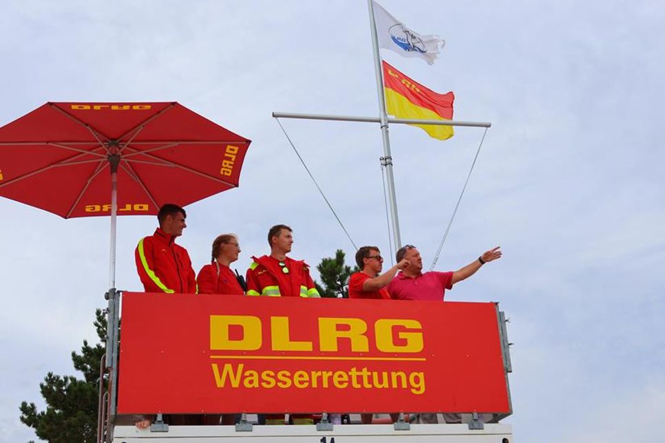 Landrat Timo Gaarz (re.) gemeinsam mit den Rettungsschwimmern auf einem Wachturm in Dahme.
