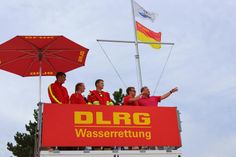Landrat Timo Gaarz (re.) gemeinsam mit den Rettungsschwimmern auf einem Wachturm in Dahme.