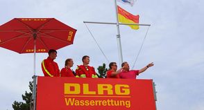 Landrat Timo Gaarz (re.) gemeinsam mit den Rettungsschwimmern auf einem Wachturm in Dahme.