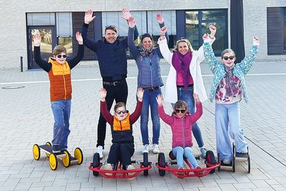 Förderverein und Volksbank: Neue Fahrzeuge für den Schulhof der Ostsee-Grundschule Scharbeutz