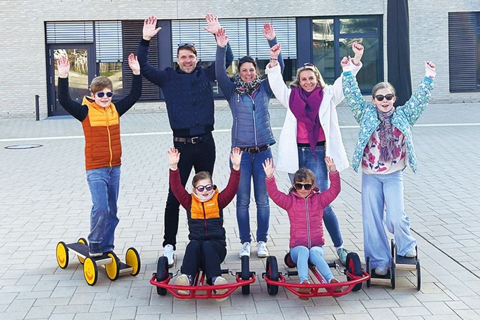 Förderverein und Volksbank: Neue Fahrzeuge für den Schulhof der Ostsee-Grundschule Scharbeutz