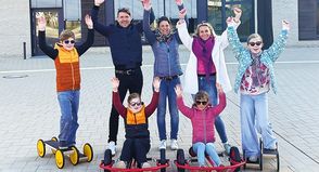 Förderverein und Volksbank: Neue Fahrzeuge für den Schulhof der Ostsee-Grundschule Scharbeutz
