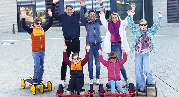Förderverein und Volksbank: Neue Fahrzeuge für den Schulhof der Ostsee-Grundschule Scharbeutz