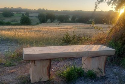 Die neue Bank in Kassau bietet nicht nur zum Sonnenuntergang eine herrliche Aussicht und lädt zum Verweilen ein.