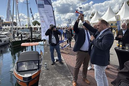 Landrat Timo Gaarz und Bürgermeister Mirko Spieckermann übernahmen das „Antuten“ und eröffneten damit das 16. ancora Yachtfestival.