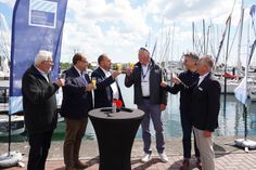 Auf ein gelungenes Festival: Stellvertretender Bürgervorsteher Otto Stoehr, Bürgermeister Mirko Spieckermann, Landrat Timo Gaarz, Veranstalter Heiko Zimmermann, André Rosinski von der TALB und Gatsgeber und Geschäftsführer der ancora Marina Oliver Seiter (v. lks.)