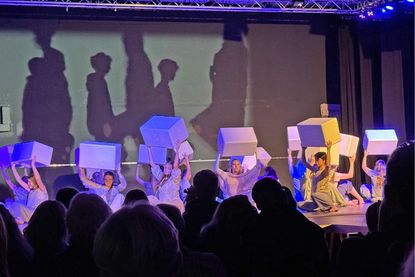 Unterstützt von einer Profitänzerin und einem Filmemacher zeigte der neunte Jahrgang eine eindrucksvolle Darbietung.