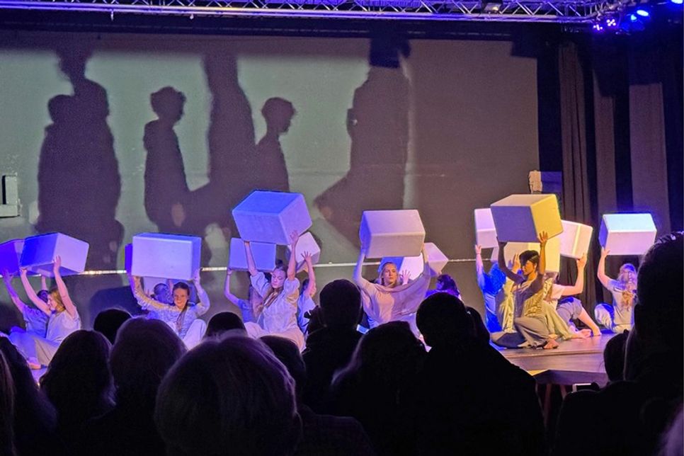 Unterstützt von einer Profitänzerin und einem Filmemacher zeigte der neunte Jahrgang eine eindrucksvolle Darbietung.