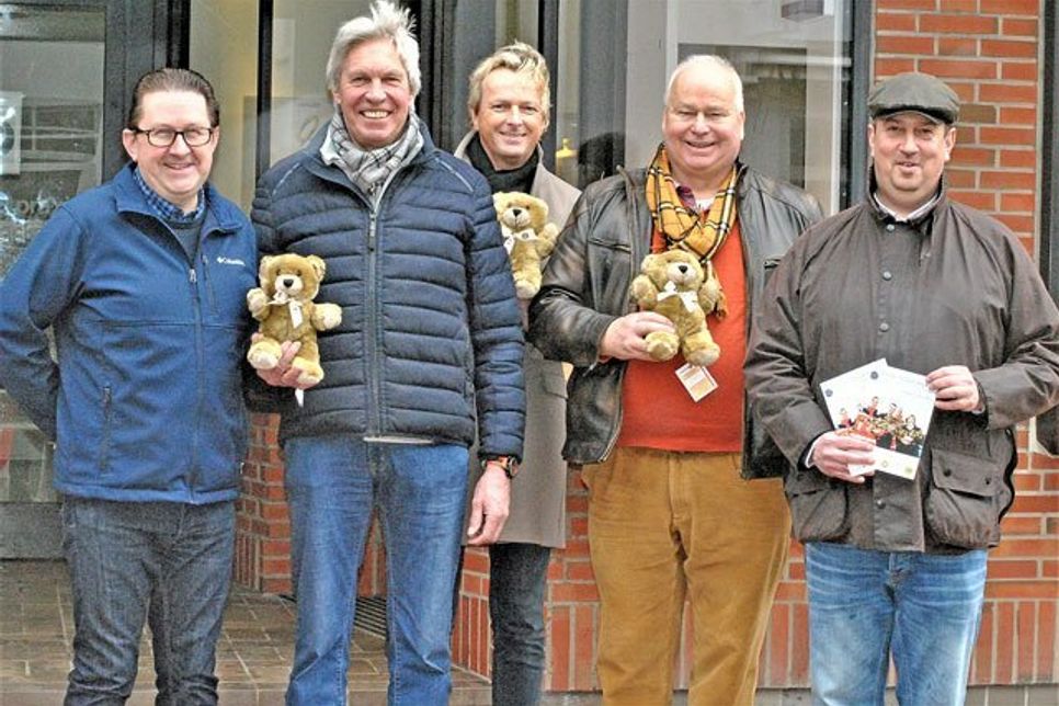 Freuen sich über das Ergebnis der Trost-Teddy-Spendenaktion, v.l. Jan Hoffmann, Wolfgang Engel, Jörg Schlüter, Dr. Joachim Rinke, Oliver Nöring.