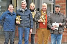 Freuen sich über das Ergebnis der Trost-Teddy-Spendenaktion, v.l. Jan Hoffmann, Wolfgang Engel, Jörg Schlüter, Dr. Joachim Rinke, Oliver Nöring.