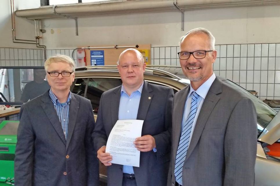Obermeister Björn Bigga (Mitte), Schulleiter Michael Gülck (re.) sowie der Leiter der Kraftfahrzeugabteilung der Beruflichen Schule Klaus Fischer (lks.) freuen sich über den neu geschlossenen Kooperationsvertrag.