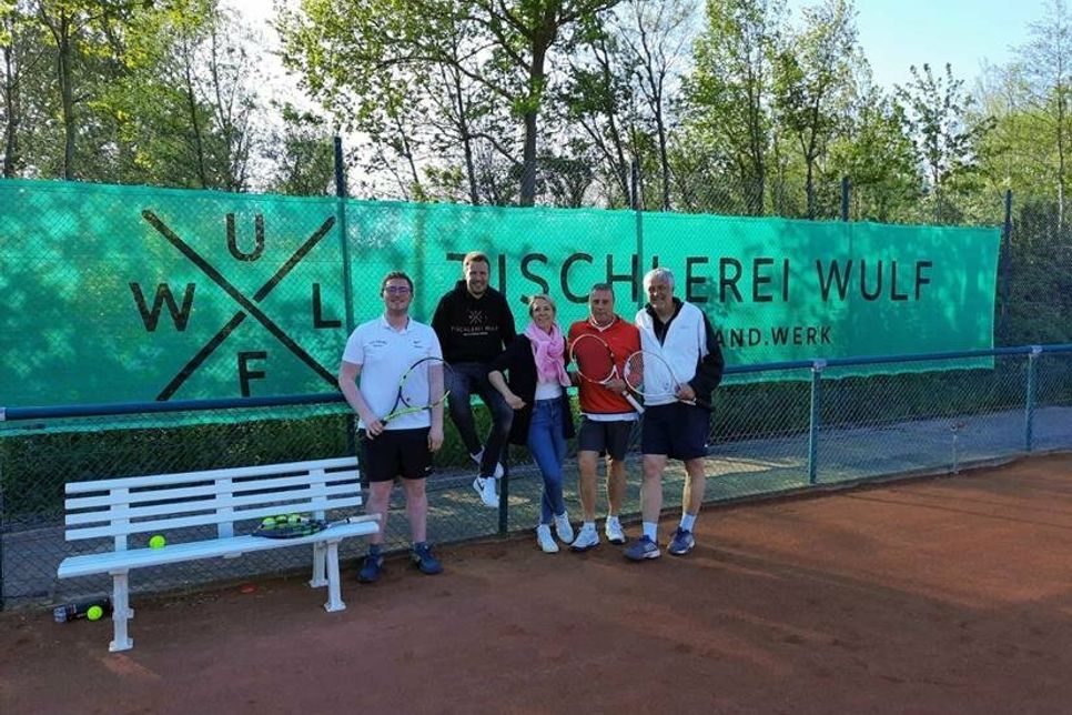 Kassenwart Marek Stobbe, Mike Wulf, Swantje Wulf, Jugendwart Ralph Steinhausen und 1. Vorsitzender Uwe Heisler (v. lks.).
