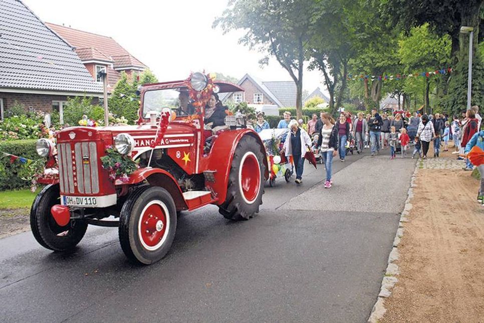Nach dem Gottesdienst setzt sich der Festumzug durch das Dorf in Bewegung. Die Karawane der geschmückten Wagen startet in der Heldenallee.