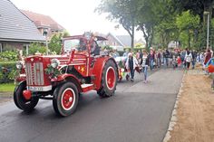 Nach dem Gottesdienst setzt sich der Festumzug durch das Dorf in Bewegung. Die Karawane der geschmückten Wagen startet in der Heldenallee.