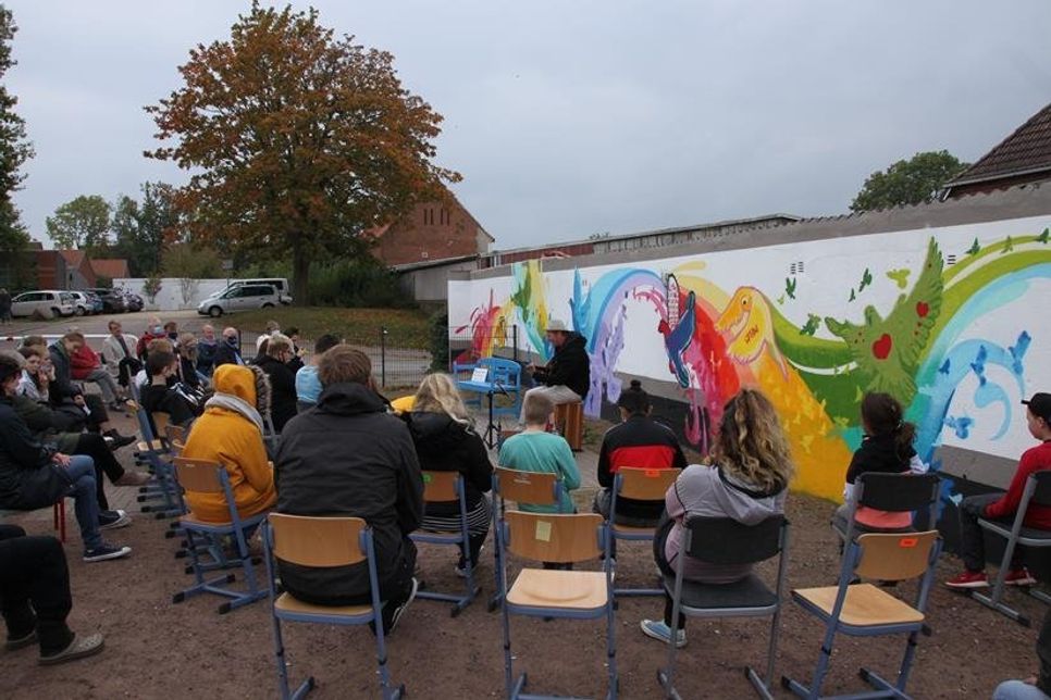 Piet Struck sorgte mit seinen selbst geschriebenen Songs für tolle Stimmung bei der Einweihungsfeier. (Video auf www.der-reporter.de)