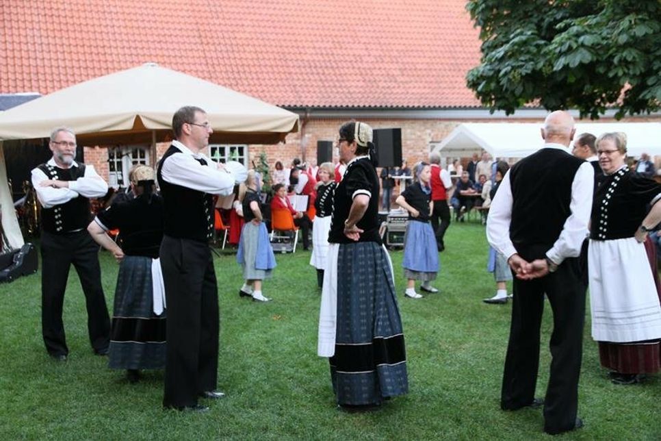 Mittsommerfest mit dem Neustädter Volkstanzkreis.