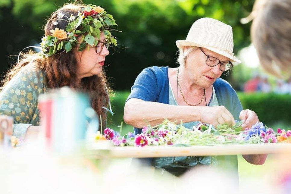 Zum Start des traditionellen Mittsommerfests werden nach skandinavischem Brauch Blumenkränze gebunden.
