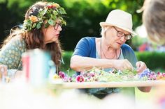 Zum Start des traditionellen Mittsommerfests werden nach skandinavischem Brauch Blumenkränze gebunden.