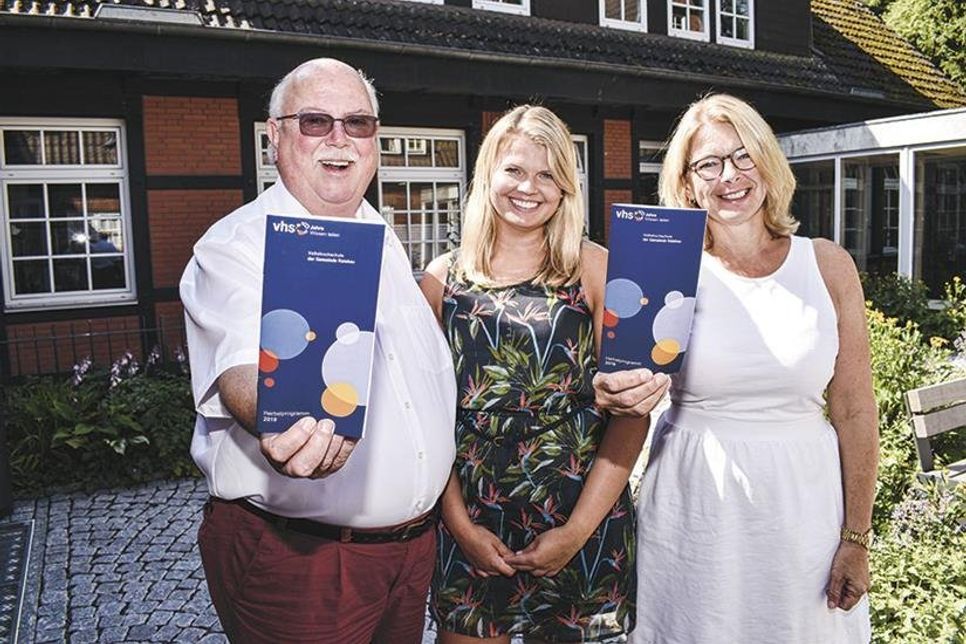 Gemeinsam mit Heinz-Klaus Drews, 1. stellvertretender Bürgermeister der Gemeinde Ratekau, und Sarah Kaminski vom Fachdienst Bildung und Familie (Mitte) stellte Jutta Holweg, Leiterin der VHS Ratekau, das neue Herbstprogramm vor.