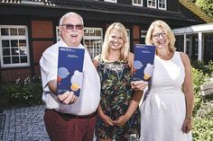 Gemeinsam mit Heinz-Klaus Drews, 1. stellvertretender Bürgermeister der Gemeinde Ratekau, und Sarah Kaminski vom Fachdienst Bildung und Familie (Mitte) stellte Jutta Holweg, Leiterin der VHS Ratekau, das neue Herbstprogramm vor.