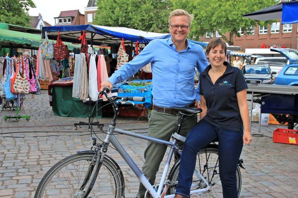 Sie radeln für ein gutes Klima: Sven Muchow und Projektassistentin Melanie Hosse.