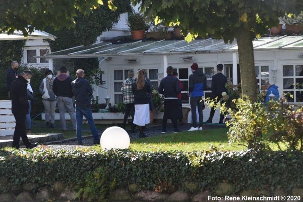 Samstagmittag mussten die Mitarbeiter des Grand Hotel Seeschlösschen zum Corona-Schnelltest, der im zum Hotel gehörenden Landhaus gegenüber vorgenommen wurde. (Foto: René Kleinschmidt)