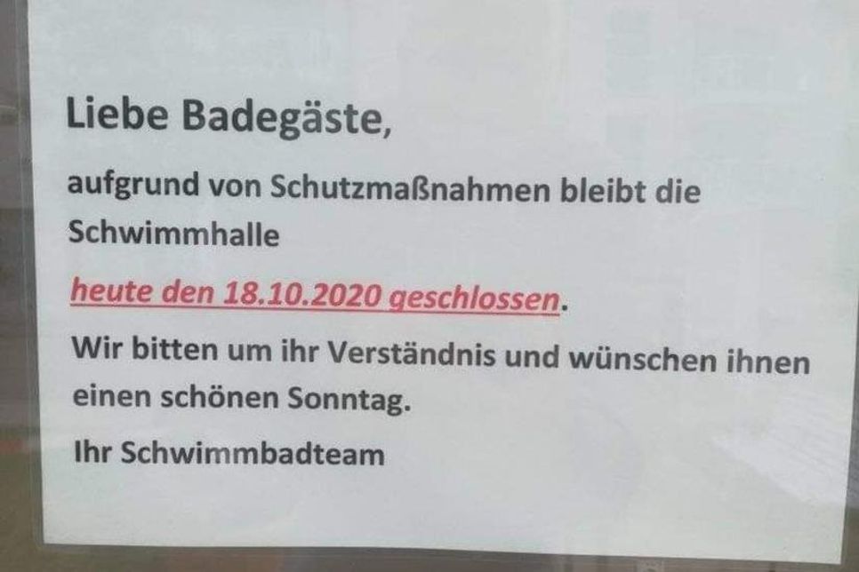 Aufgrund von Schutzmaßnahmen bleibt das Meerwasser-Hallenbad Niendorf/Ostsee bis auf Weiteres geschlossen. Ein Ausdruck an der Eingangstür der Schwimmhalle weist am Sonntag auf die Schließung hin. (Foto: Wenzel/hfr)