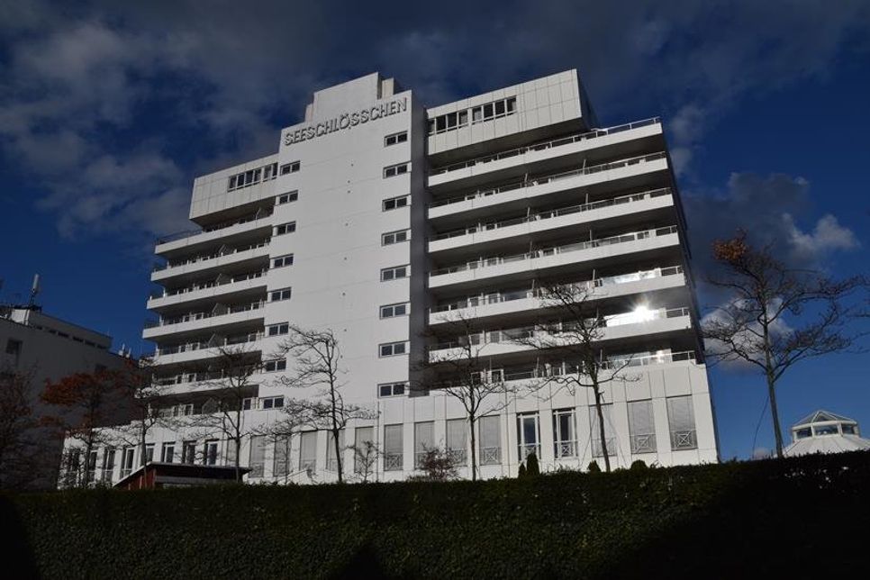 Am Samstagnachmittag sind die ersten der rund 200 Gäste des Grand Hotel Seeschlösschen in Timmendorfer Strand abgereist, das Hotel musste wegen positiver Covid19-Fälle unter den Mitarbeitern vorübergehend schließen.