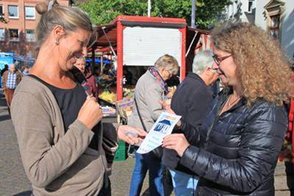 Die Gleichstellungsbeauftragte informiert eine Bürgerin über die Chance, das Leben in ihrer Kommune mitzugestalten.