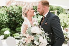Alles Rund um die Hochzeitsplanung und Ihre Hochzeit. Hier sehen Sie ein Pärchen während der Hochzeit im Hanseatischen Hof.