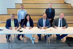 Sven Partheil-Böhnke (Bürgermeister der Gemeinde Timmendorfer Strand), Bettina Schäfer (Bürgermeisterin der Gemeinde Scharbeutz), Mirko Spieckermann (Bürgermeister der Stadt Neustadt), Udo Gosch (Bürgermeister der Gemeinde Sierksdorf (vorne v. lks.); Joachim Nitz (Geschäftsführer der Timmendorfer Strand Niendorf Tourismus GmbH) und André Rosinski (Vorstand der Tourismus-Agentur Lübecker Bucht AöR) (hinten v. lks.).