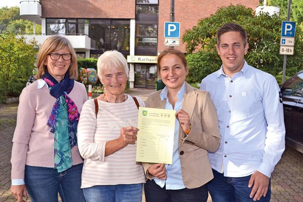 Gudrun Banaski (li.) und Jan-Christoph Rexin (re.) vom Fachdienst Bildung, Sport und Familienangelegenheiten in der Gemeinde werben mit Elisabeth Lund (2.v.li.), Beauftragte für Menschen mit Behinderung, und Bürgermeisterin Hatice Kara um die Beteiligung bei der Bestandsaufnahme für Barrierefreiheit mit Fragebogen und Ortsbegehungen. (Foto: René Kleinschmidt)