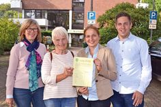Gudrun Banaski (li.) und Jan-Christoph Rexin (re.) vom Fachdienst Bildung, Sport und Familienangelegenheiten in der Gemeinde werben mit Elisabeth Lund (2.v.li.), Beauftragte für Menschen mit Behinderung, und Bürgermeisterin Hatice Kara um die Beteiligung bei der Bestandsaufnahme für Barrierefreiheit mit Fragebogen und Ortsbegehungen. (Foto: René Kleinschmidt)