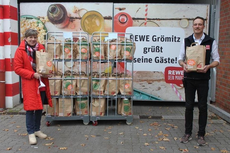Verena Treppe von der Tafel nahm die gut gefüllten Tüten vom stellvertretenden Marktleiter Christian Kußerow entgegen.