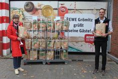 Verena Treppe von der Tafel nahm die gut gefüllten Tüten vom stellvertretenden Marktleiter Christian Kußerow entgegen.