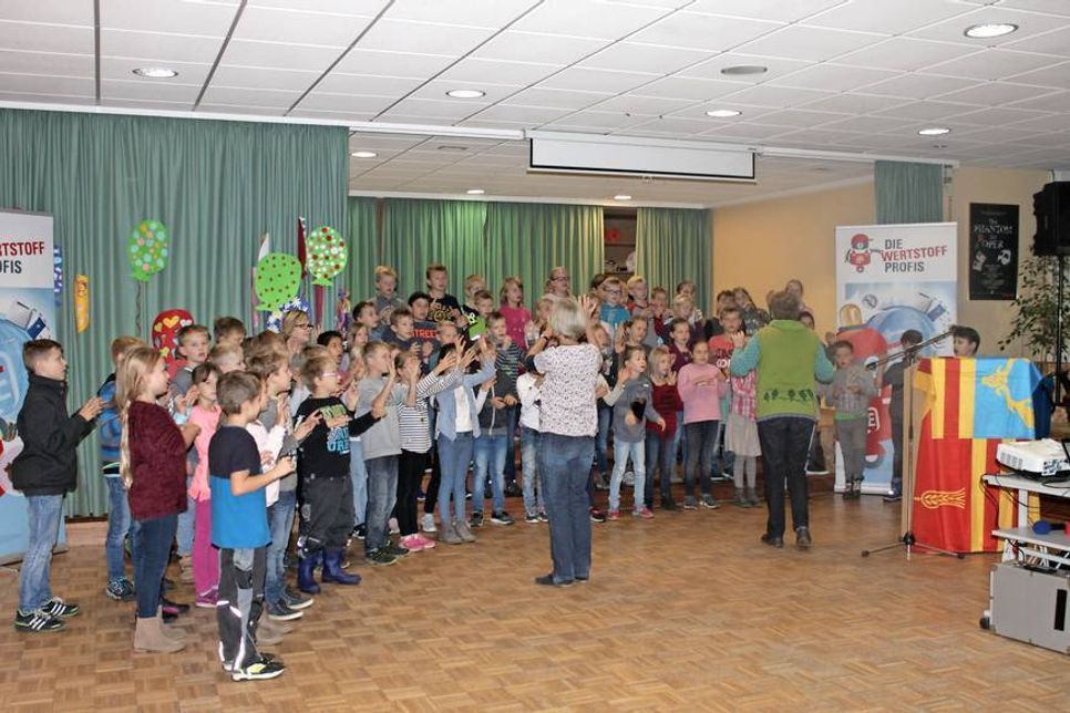 Schüler der 3. Klassen unterstützten die Feierstunde musikalisch.