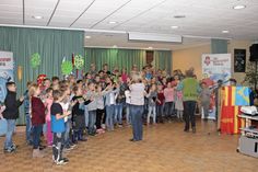 Schüler der 3. Klassen unterstützten die Feierstunde musikalisch.