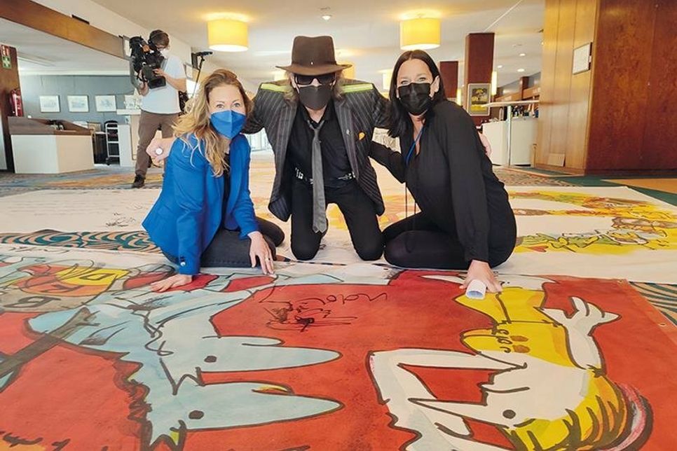 Stephanie Göseke (links), Galerieleiterin der „Walentowski Galerien - Udo Lindenberg &amp;amp; more“ in Timmendorfer Strand, Udo Lindenberg und Silke Szymoniak, Marketingleiterin der TSNT GmbH, bei der Signieraktion im Maritim Seehotel.