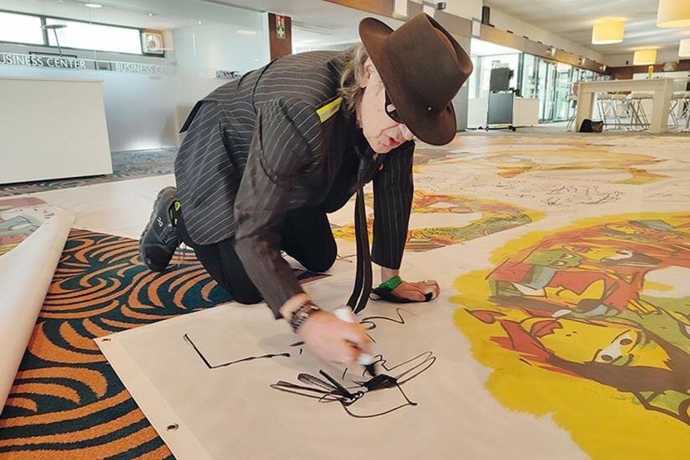 Kultrocker und Maler Udo Lindenberg signierte die XXL-Mesh-Banner mit seinen Motiven, die für den guten Zweck versteigert wurden.