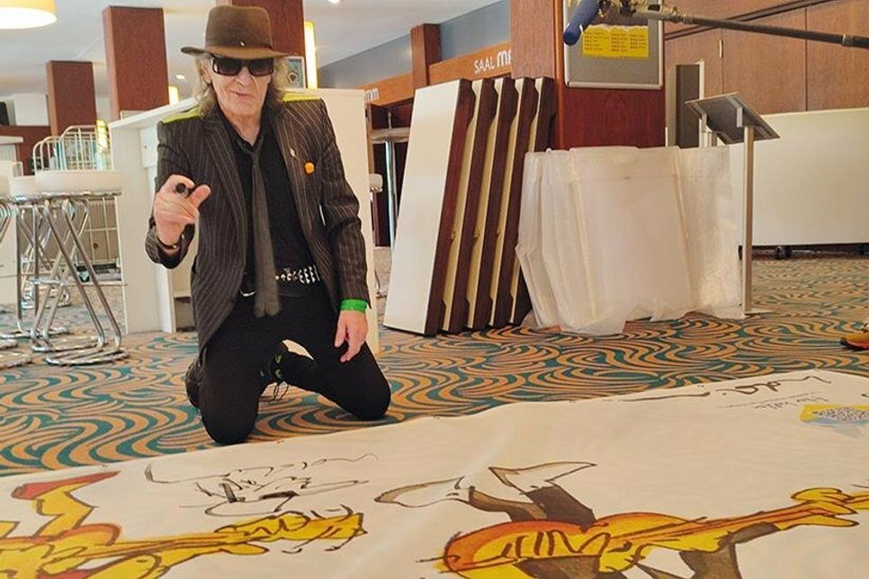 Kultrocker und Maler Udo Lindenberg signierte die XXL-Mesh-Banner mit seinen Motiven, die für den guten Zweck versteigert wurden.
