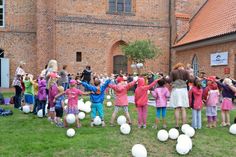 Mit weißen Luftballons, Papierschmetterlingen und einem sprechenden Raben wurde im Innenhof des Klosters eine gemeinsame Andacht gefeiert.