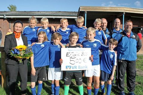 Trainerteam und Mannschaft bedankten sich bei Katharina Duman mit einem Blumenstrauß.