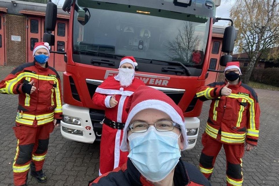 Die Mitglieder der Nachwuchsabteilungen der Feuerwehr Scharbeutz bekamen Besuch vom Nikolaus und seinen Helfern.