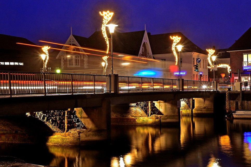 Rush Hour auf der Schiffbrücke in Neustadt - Monika Grebien Rush hat uns dieses stimmungsvolle Bild geschickt.