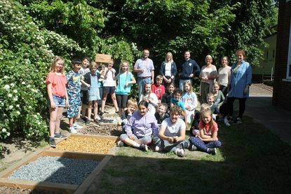 Schülerinnen und Schüler mit Schul- und Klassenleitung sowie den Sponsoren Janus-Geschäftsführer Thorsten Schmidt sowie Finn Sievers und Svea Kruse vom team baucenter.