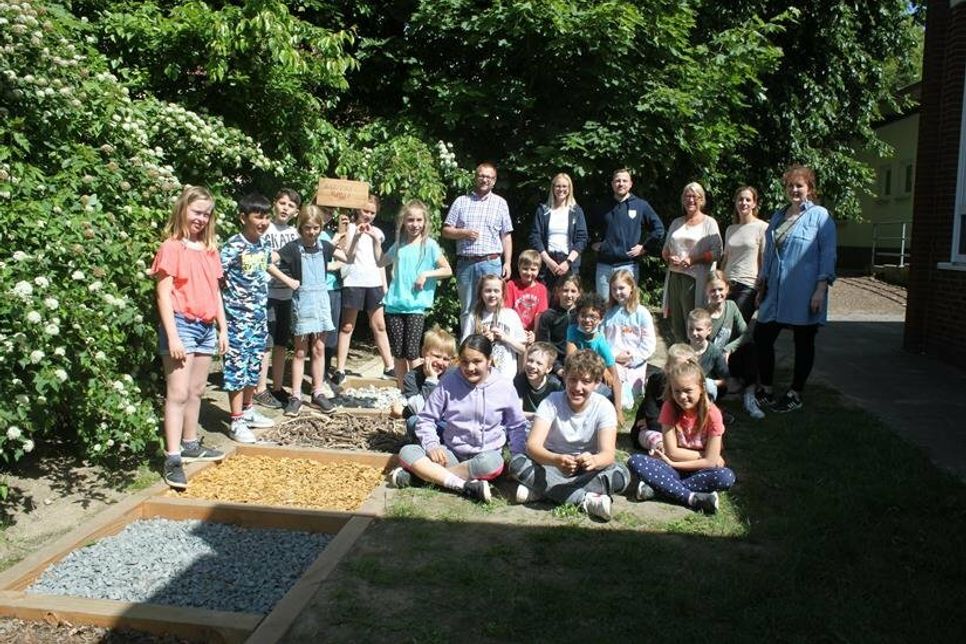 Schülerinnen und Schüler mit Schul- und Klassenleitung sowie den Sponsoren Janus-Geschäftsführer Thorsten Schmidt sowie Finn Sievers und Svea Kruse vom team baucenter.